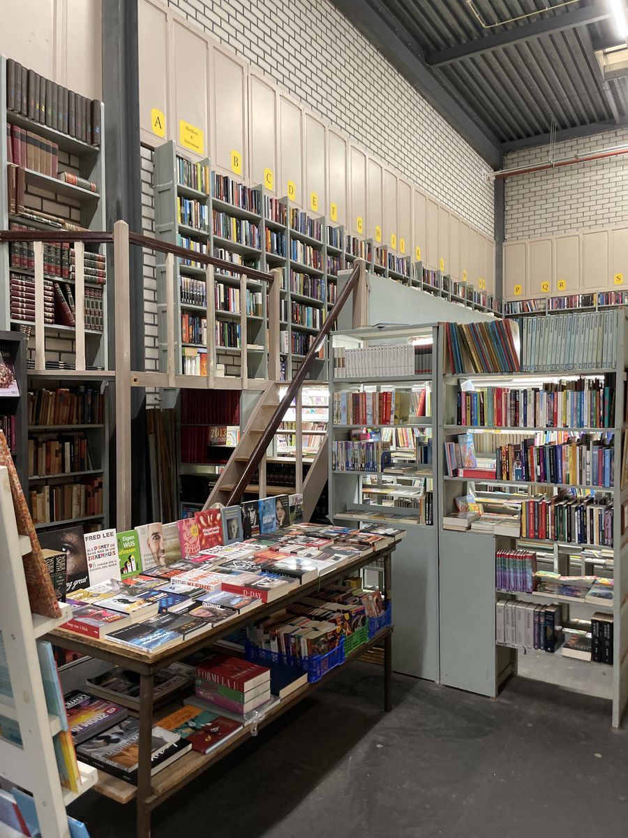 Grote boekenafdeling van Kringloop Uden