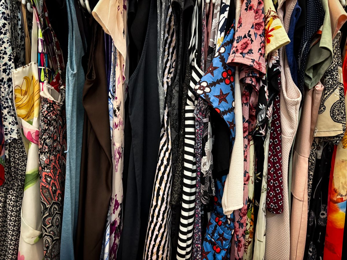 Dames- en herenkleding aan kledingrekken
