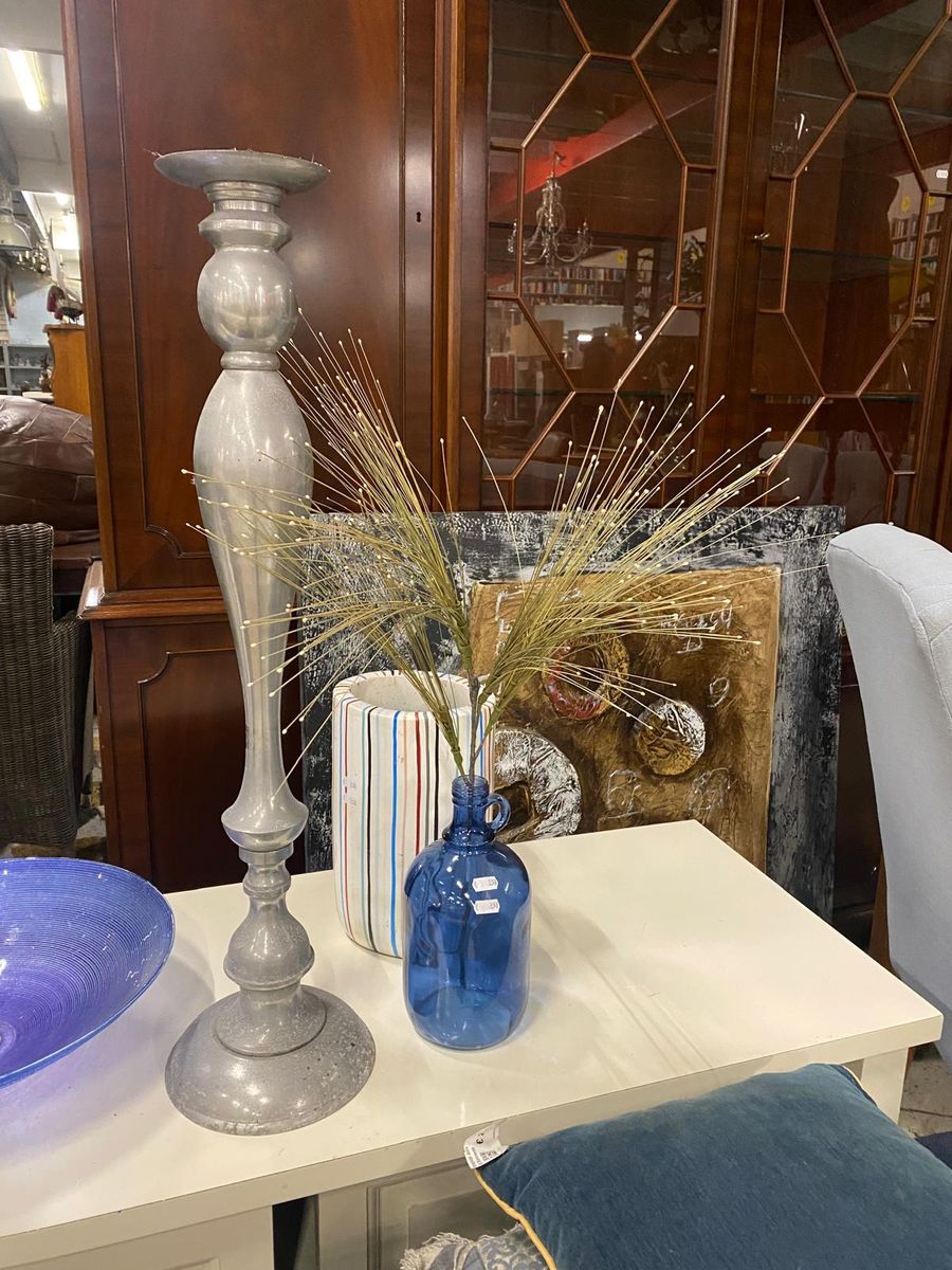 Eikenhouten meubels in de winkel van Kringloop Uden