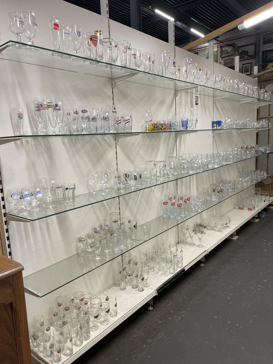 Serviesgoed en glazen in de winkel